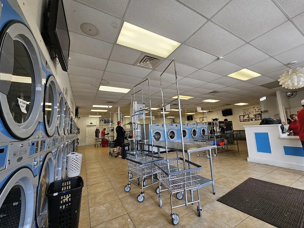 Folding space and laundry facilities at Wash'em Up Laundry #5 - Laundromat Thornton